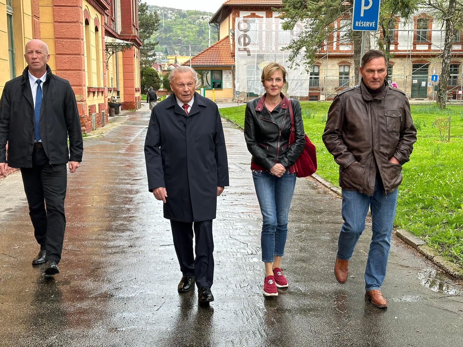 Rudolf Schuster prichádza v doprovode do volebnej miestnosti, Foto: TM