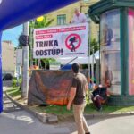 ŠOKUJÚCI úvod Župného mestečka: Aktivista vystavil banner s výzvou na odstúpenie župana Trnku! (FOTO)
