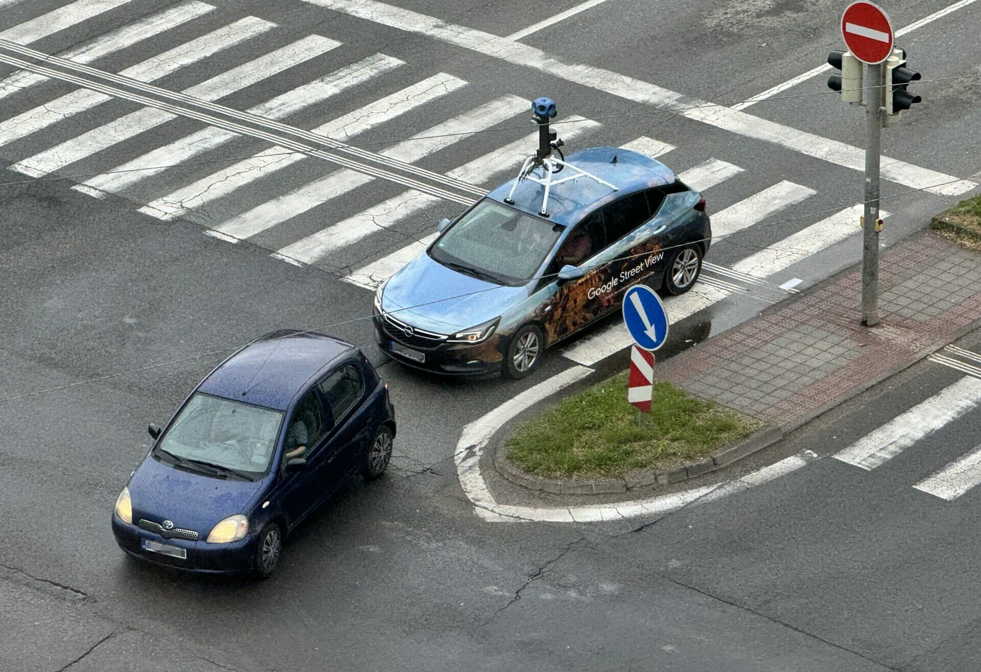 Pristihnutí v akcii. Auto Google Street brázdi ulice Košíc (FOTO)
