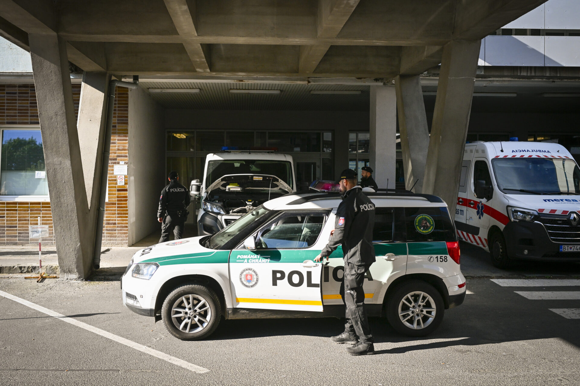 Premiér Robert Fico leží na oddelení ARO v nemocnici F. D. Roosevelta v Banskej Bystrici. FOTO: SITA / AP Photo/Denes Erdos