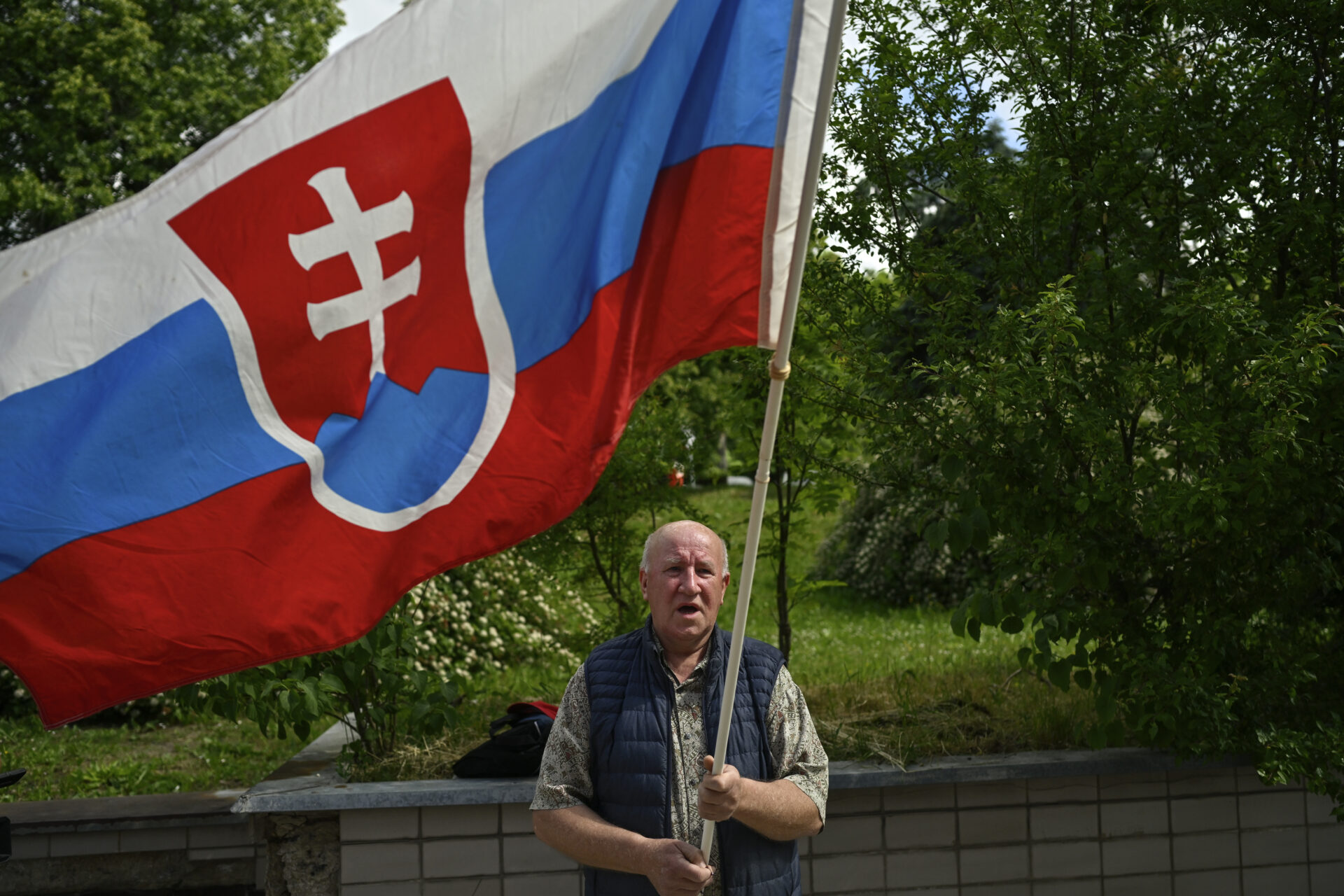 Pred nemocnicou sú aj priaznivci Roberta Fica, ktorí sa modlia za jeho zdravie. FOTO: SITA / AP Photo/Denes Erdos