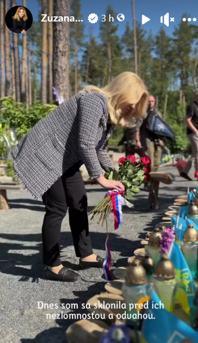 Zuzana Čaputová kladie k pamätníku kyticu červených ruží. FOTO: META / Zuzana Čaputová