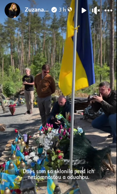 Zuzana Čaputová kladie k pamätníku kyticu červených ruží. FOTO: META / Zuzana Čaputová