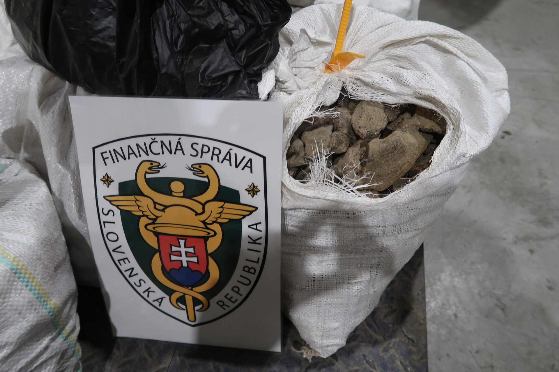 Šokujúci nález na hraniciach: Colníci zhabali jantár v hodnote viac ako 40-tisíc eur! (FOTO)