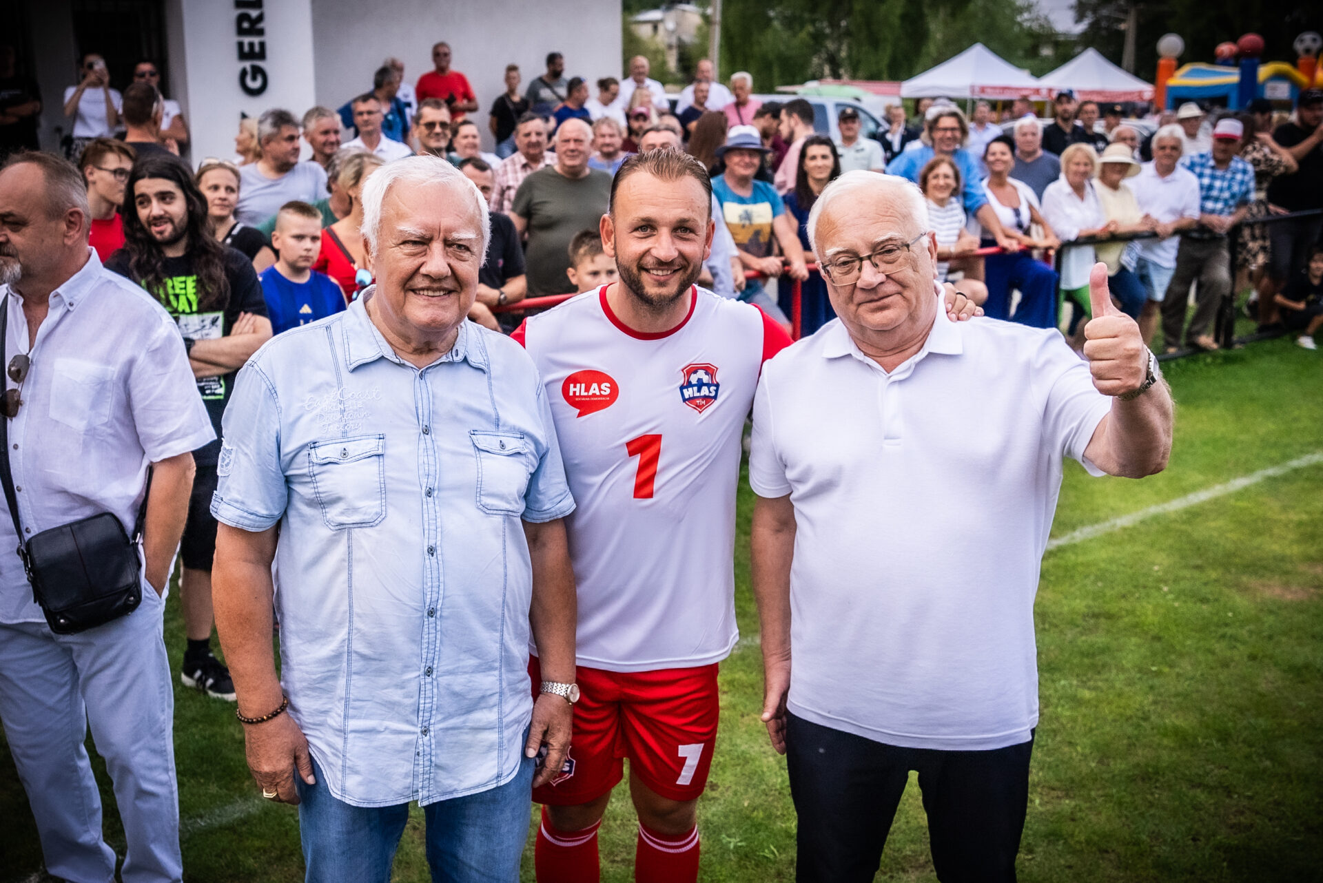 POLITICI NA TRÁVNIKU: Šutaj Eštok a Dušan Tittel ako ich nepoznáte! (FOTO)