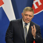 FICO: Namiesto zbrojenia treba masívne pomôcť automobilkám