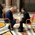 Donald Trump a Volodymyr Zelenskyj sa krátko stretli na pohrebe pápeža Františka