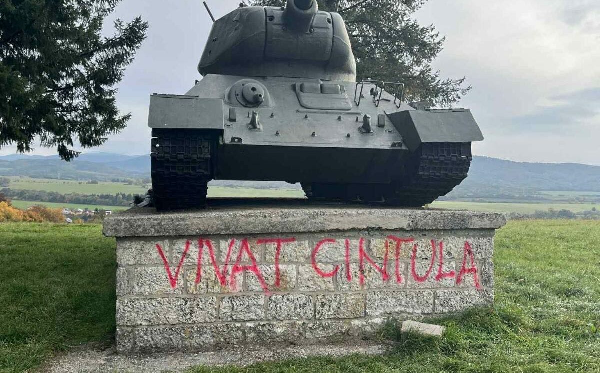 V Kosoríne neznámi páchatelia poškodili pamätník SNP