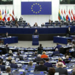 EÚ schválila pôžičku 90 miliárd eur pre Ukrajinu, ale bez využitia ruských aktív