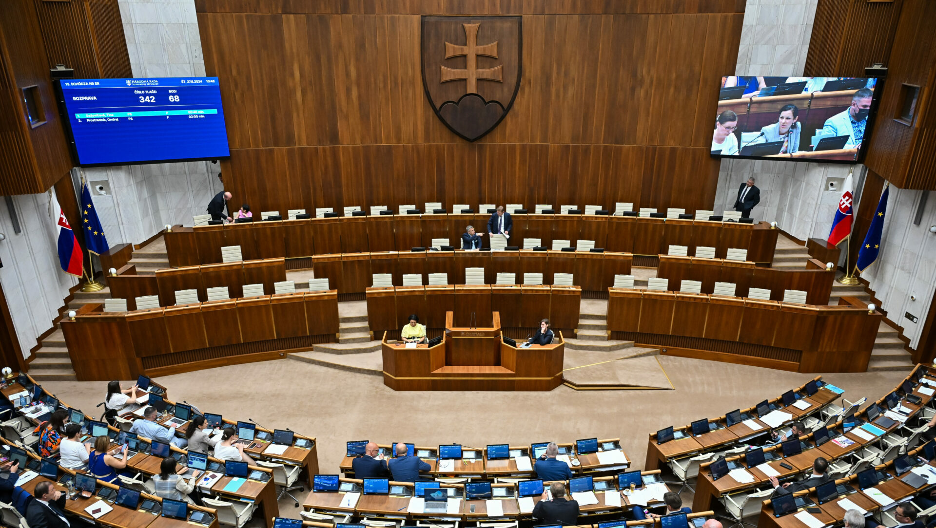Vláda Roberta Fica prežila hlasovanie o dôvere. Opozícia hovorí o fraške a chýbajúcom pláne
