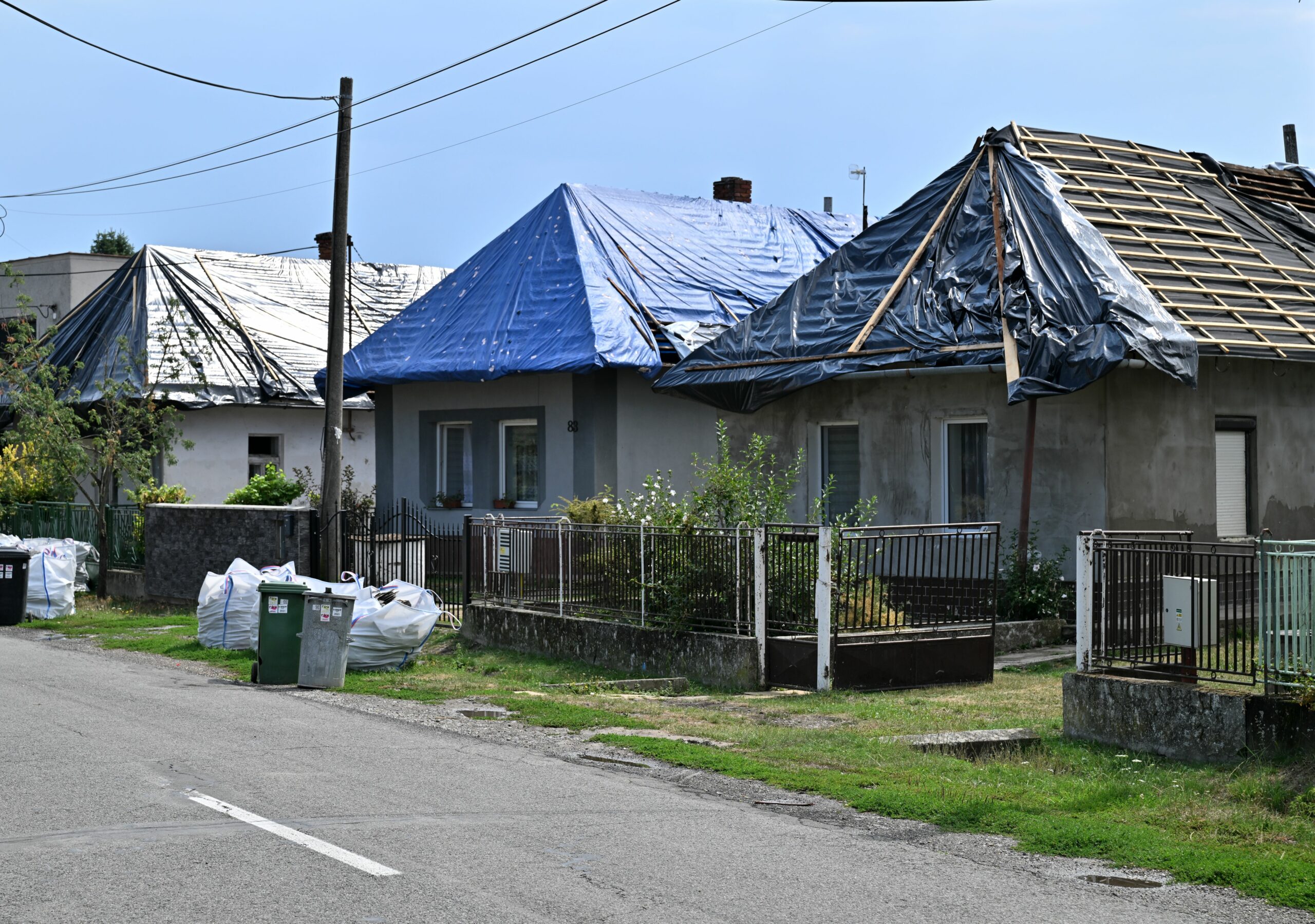 Takmer 200 domácností po búrkach dostane pomoc za 250.000 eur