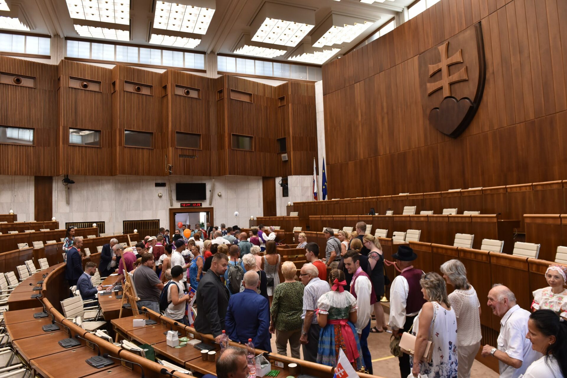 Vláda Roberta Fica prežila hlasovanie o dôvere. Opozícia hovorí o fraške a chýbajúcom pláne